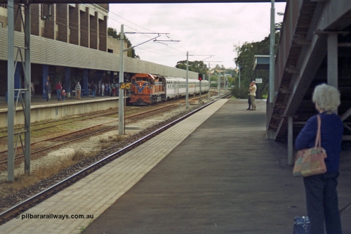208-1-24
East Perth Passenger Terminal, Westrail L class L 272 Clyde Engineering EMD model GT26C serial 69-621 leads the Indian Pacific into the station.
Keywords: L-class;L272;Clyde-Engineering-Granville-NSW;EMD;GT26C;69-621;