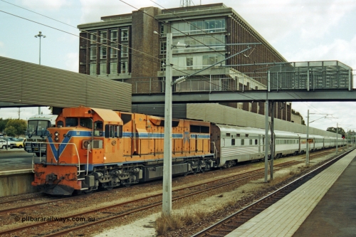208-1-25
East Perth Passenger Terminal, Westrail L class L 272 Clyde Engineering EMD model GT26C serial 69-621 leads the Indian Pacific into the station.
Keywords: L-class;L272;Clyde-Engineering-Granville-NSW;EMD;GT26C;69-621;