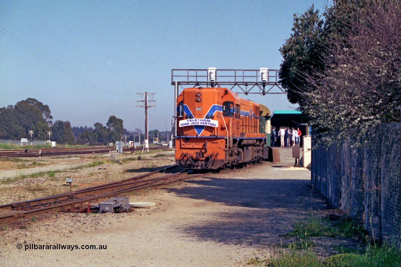 208-2-23
Midland, The York Jazz Festival special train pauses at the platform behind Westrail DA class unit DA 1571 a Clyde Engineering EMD G26C serial 72-758.
Keywords: DA-class;DA1571;Clyde-Engineering-Granville-NSW;EMD;G26C;72-758;