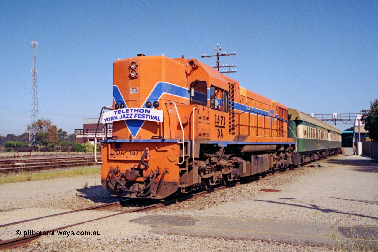 208-2-24
Midland, The York Jazz Festival special train pulls away from the platform behind Westrail DA class unit DA 1571 a Clyde Engineering EMD G26C serial 72-758.
Keywords: DA-class;DA1571;Clyde-Engineering-Granville-NSW;EMD;G26C;72-758;