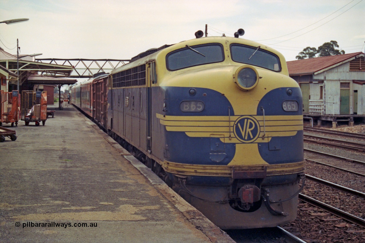 208-2-31
Dimboola, the Up Dimboola pass lead by Victorian Railways liveried B class B 65, Clyde Engineering EMD model ML2 serial ML2-6 with D van and N set.
Keywords: B-class;B65;Clyde-Engineering-Granville-NSW;EMD;ML2;ML2-6;bulldog;