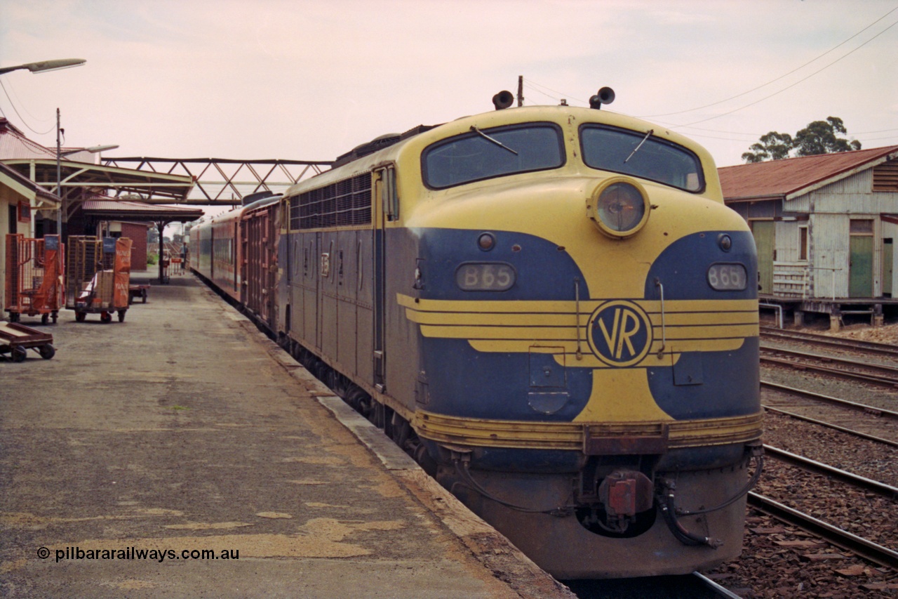 208-2-32
Dimboola, the Up Dimboola pass lead by Victorian Railways liveried B class B 65, Clyde Engineering EMD model ML2 serial ML2-6 with D van and N set.
Keywords: B-class;B65;Clyde-Engineering-Granville-NSW;EMD;ML2;ML2-6;bulldog;