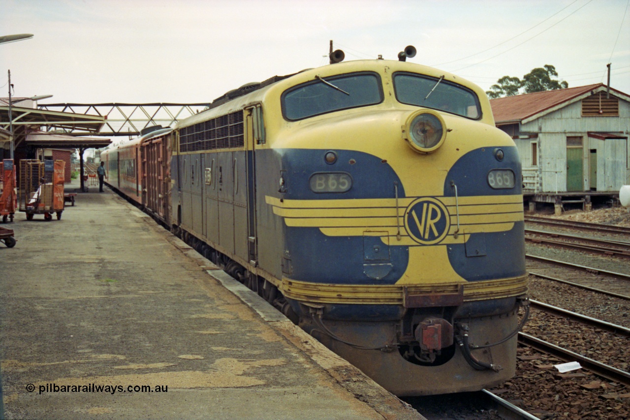 208-2-33
Dimboola, the Up Dimboola pass lead by Victorian Railways liveried B class B 65, Clyde Engineering EMD model ML2 serial ML2-6 with D van and N set.
Keywords: B-class;B65;Clyde-Engineering-Granville-NSW;EMD;ML2;ML2-6;bulldog;