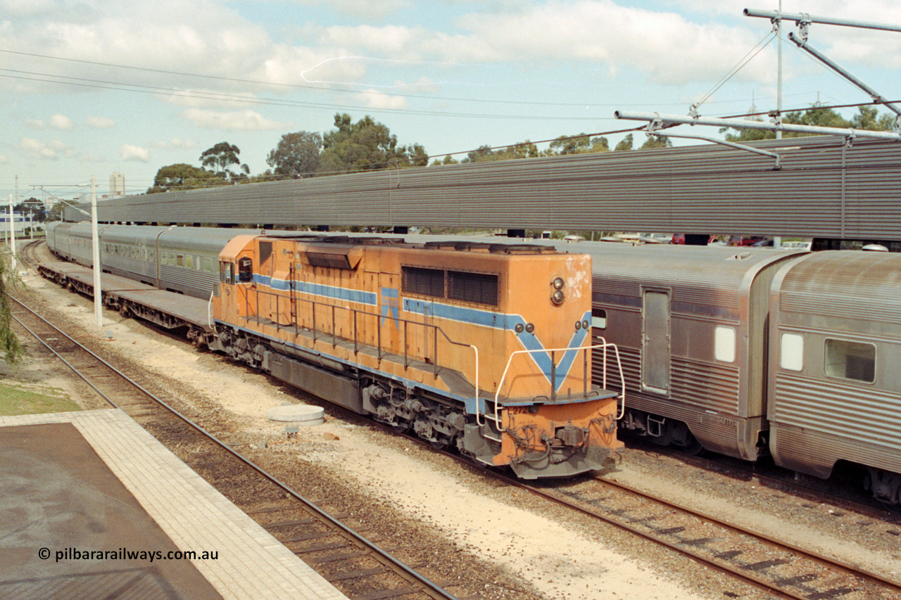 209-02
East Perth Passenger Terminal, Westrail L class L 272 Clyde Engineering EMD model GT26C serial 69-621 shunts flat waggons around the Indian Pacific consist.
Keywords: L-class;L272;Clyde-Engineering-Granville-NSW;EMD;GT26C;69-621;