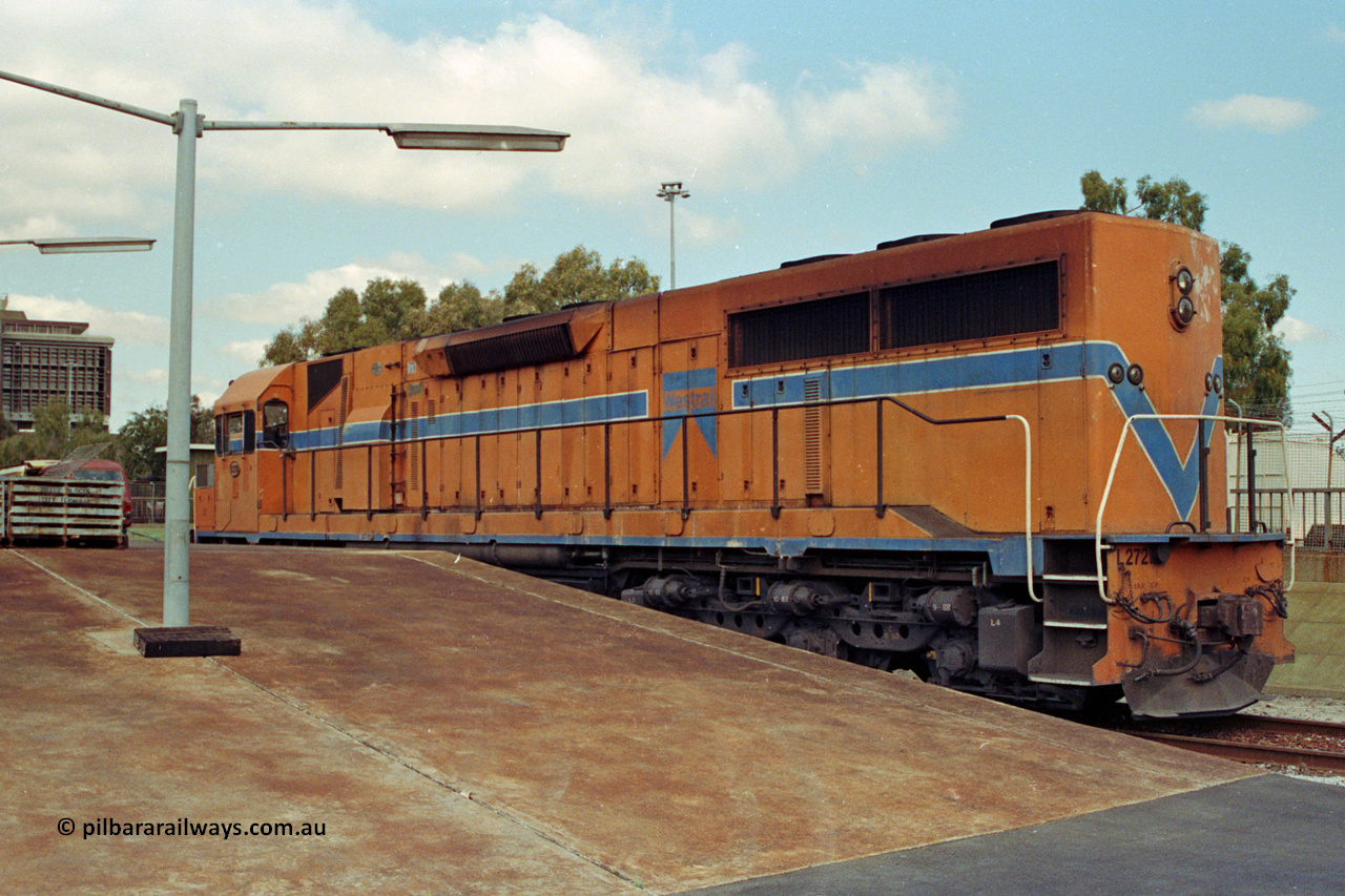 209-05
East Perth Passenger Terminal, Westrail L class L 272 Clyde Engineering EMD model GT26C serial 69-621 shunts the car carrying waggons into the unloading dock off the Indian Pacific.
Keywords: L-class;L272;Clyde-Engineering-Granville-NSW;EMD;GT26C;69-621;