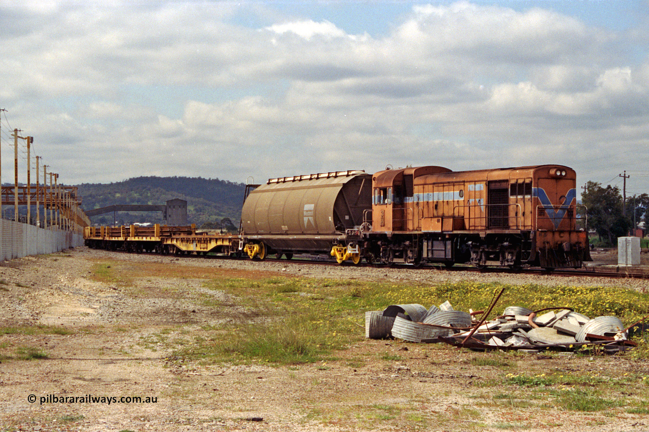 209-15
Bellevue, Westrail's H class loco H 3, an English Electric built model ST95B with serial A.085 departs the flashbutt welding yard with a rail set.
Keywords: H-class;H3;English-Electric;ST95B;A085;