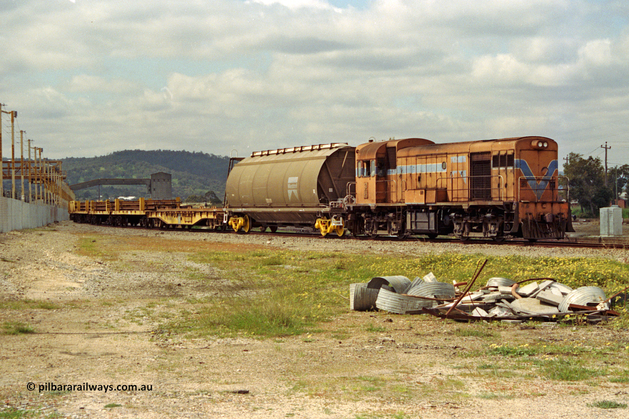 209-16
Bellevue, Westrail's H class loco H 3, an English Electric built model ST95B with serial A.085 departs the flashbutt welding yard with a rail set.
Keywords: H-class;H3;English-Electric;ST95B;A085;