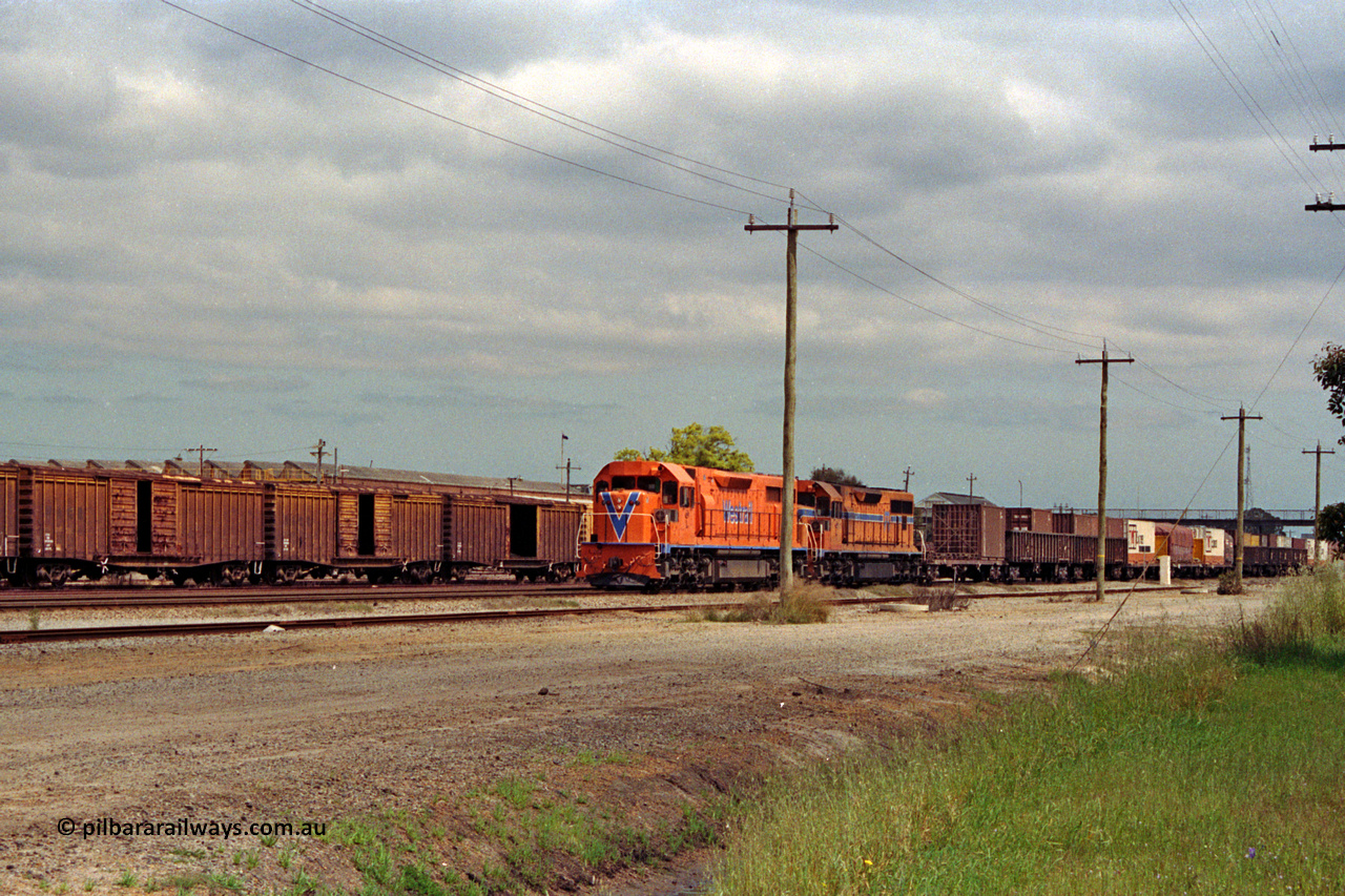 209-17
Midland, the midday east bound freighter arrives behind Westrail's Clyde Engineering built EMD GT26C model L class units L 262 serial 68-552 and L 269.
Keywords: L-class;L262;Clyde-Engineering-Granville-NSW;EMD;GT26C;68-552;