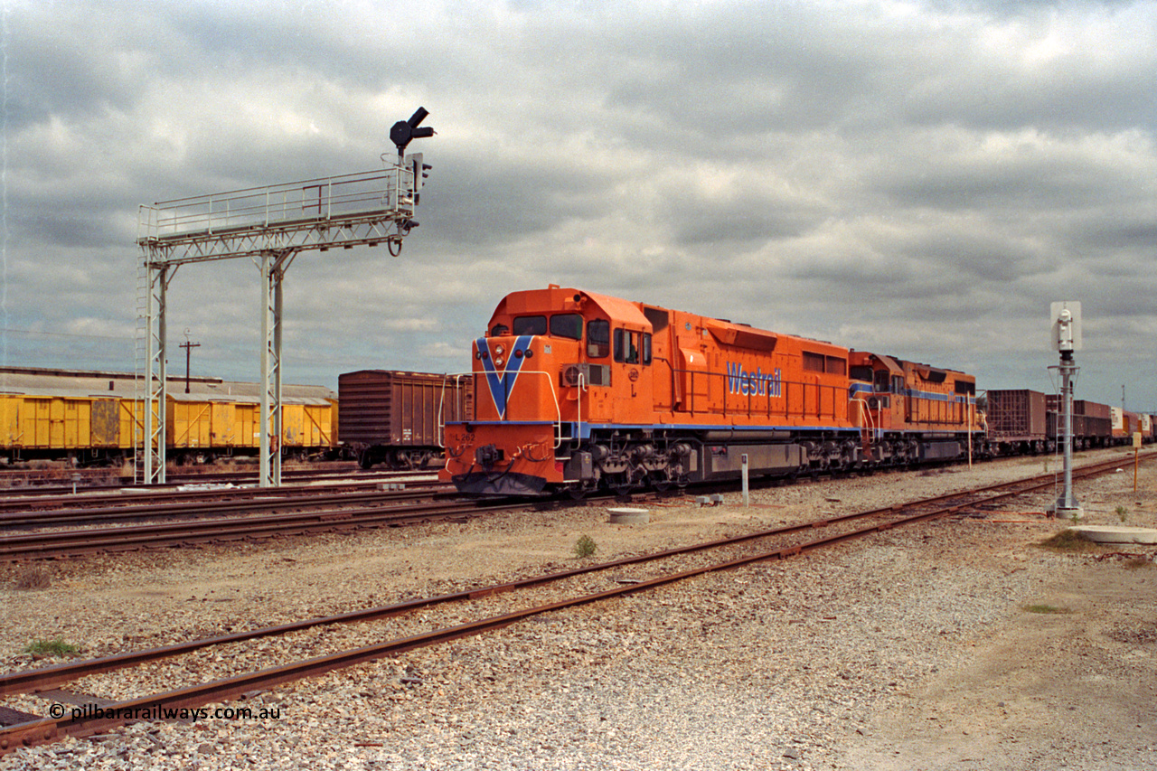 209-19
Midland, the midday east bound freighter arrives behind Westrail's Clyde Engineering built EMD GT26C model L class units L 262 serial 68-552 and L 269.
Keywords: L-class;L262;Clyde-Engineering-Granville-NSW;EMD;GT26C;68-552;