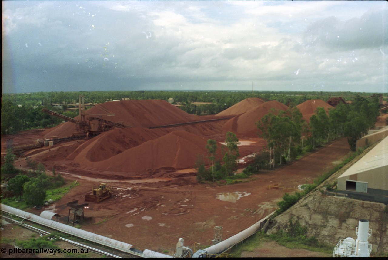 211-06
Weipa, Lorim Point, view of the shiploading stockpile area with the calcification bunker just visible on the right of frame.
