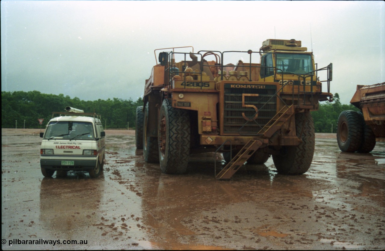 211-11
East Weipa Mine Centre, Komatsu HD1400 #42805 with a Tubemakers belly dump trailer.
Keywords: Tubemakers;Komatsu;HD1400;