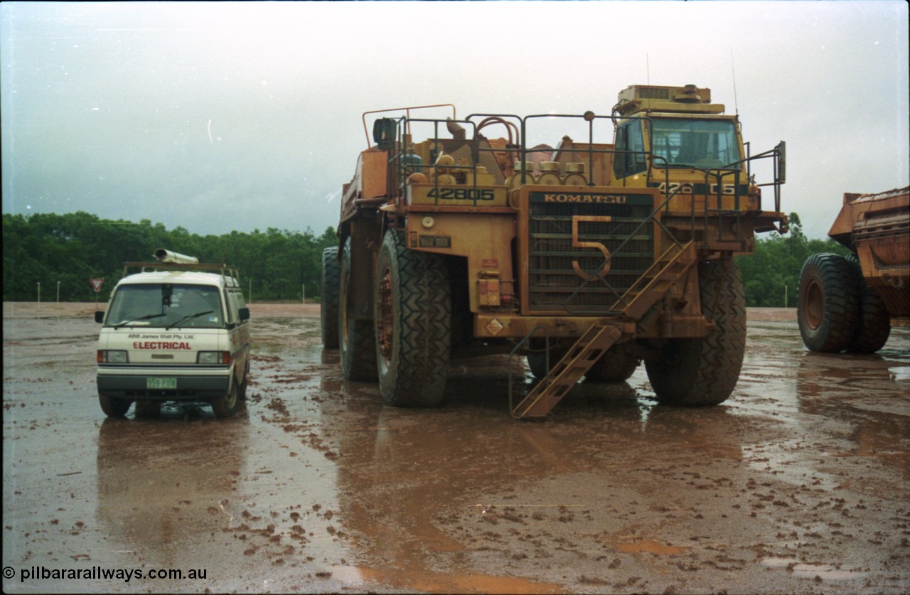 211-12
East Weipa Mine Centre, Komatsu HD1400 #42805 with a Tubemakers belly dump trailer.
Keywords: Tubemakers;Komatsu;HD1400;