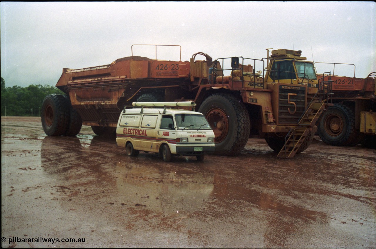 211-13
East Weipa Mine Centre, Komatsu HD1400 #42605 with a Tubemakers belly dump trailer #426-23.
Keywords: Tubemakers;Komatsu;HD1400;