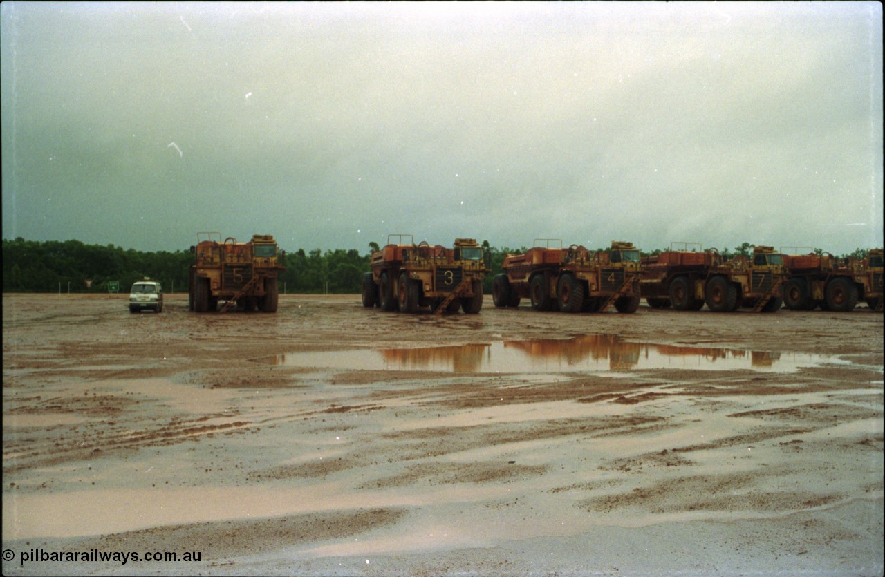 211-16
East Weipa Mine Centre, Komatsu HD1400's #426-05 and #03 with a Tubemakers belly dump trailers #426-23 and 21.
Keywords: Tubemakers;Komatsu;HD1400;