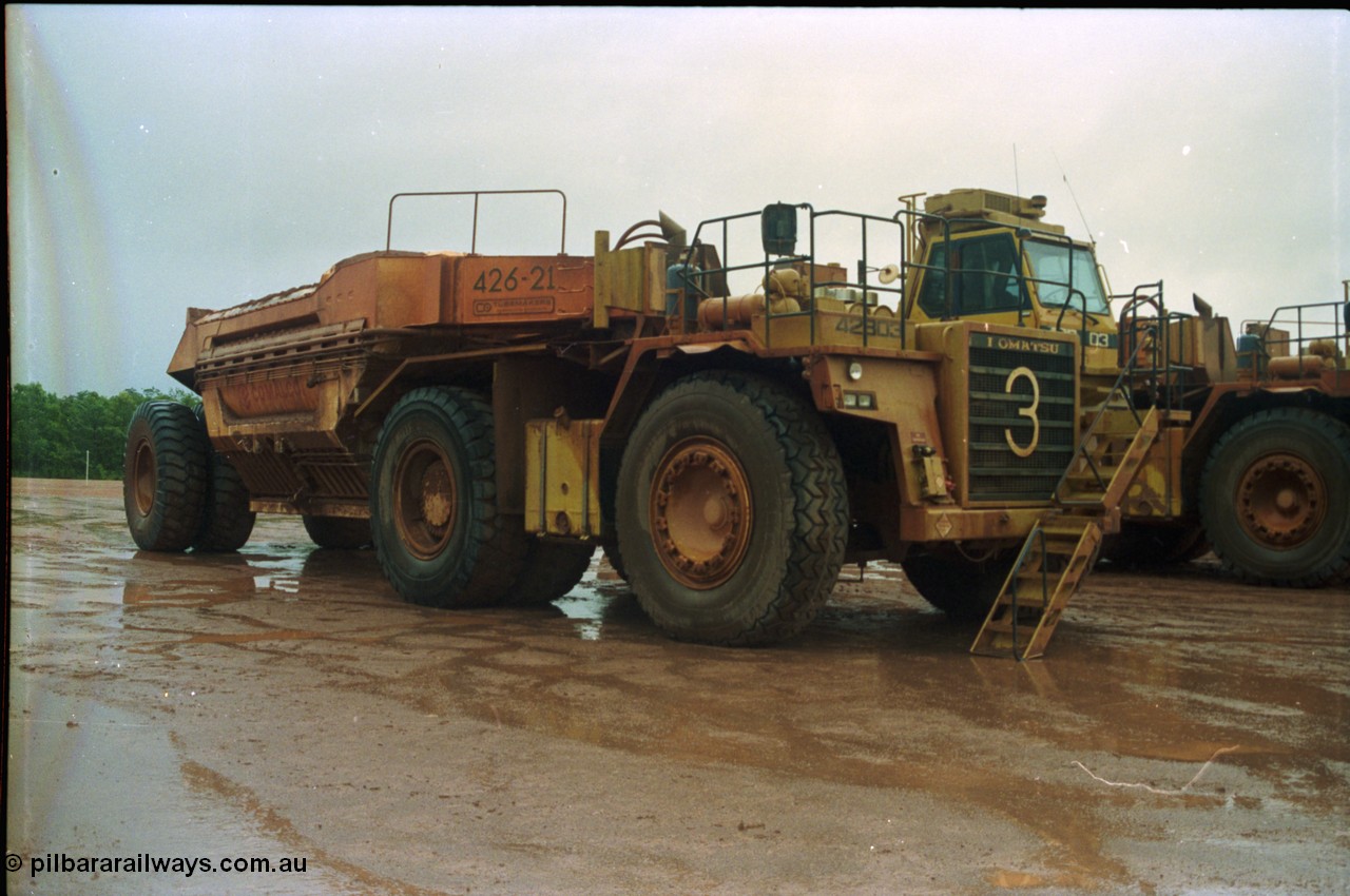 211-18
East Weipa Mine Centre, Komatsu HD1400 with a Tubemakers belly dump trailer.
Keywords: Tubemakers;Komatsu;HD1400;