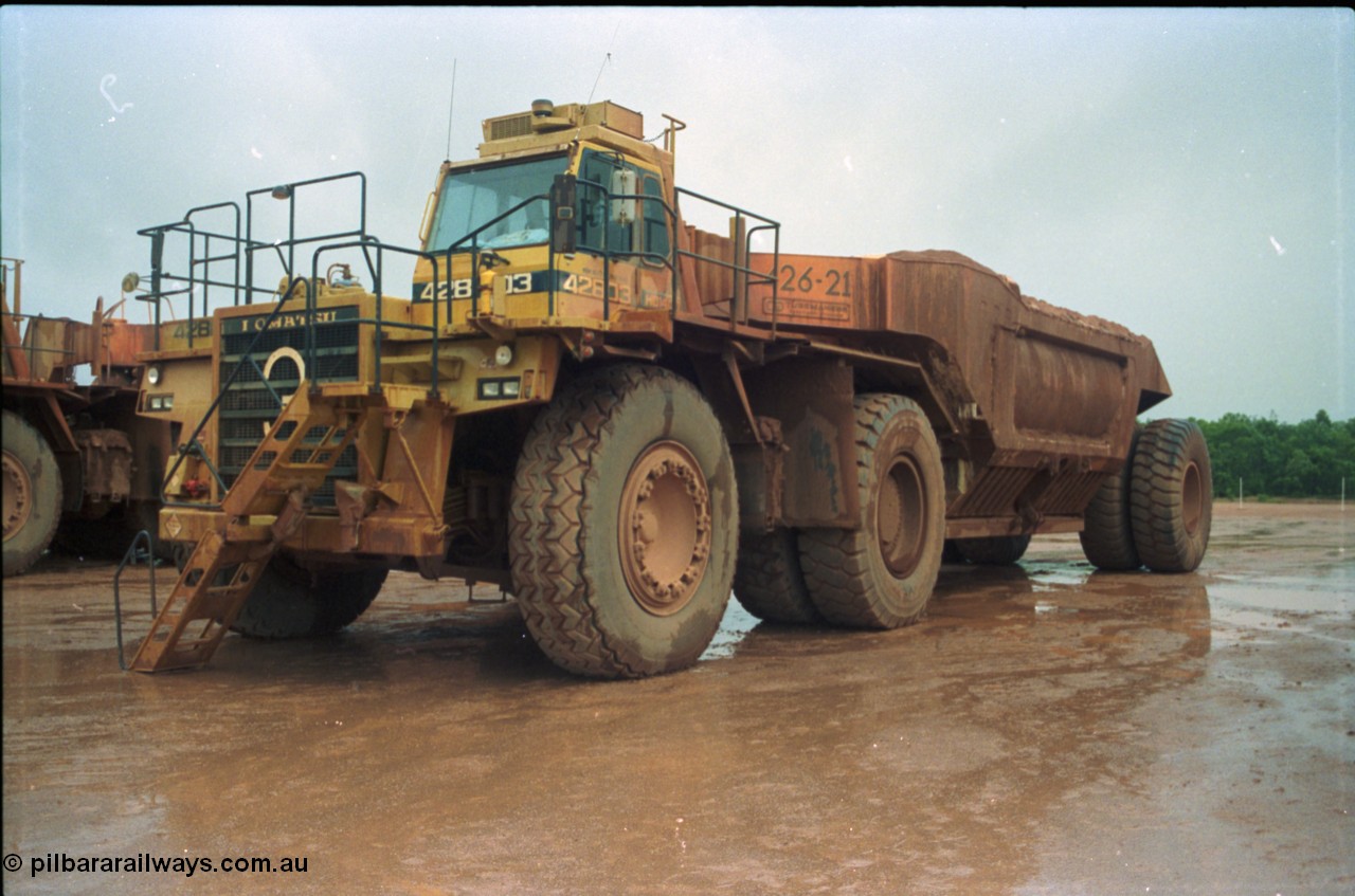 211-19
East Weipa Mine Centre, Komatsu HD1400 with a Tubemakers belly dump trailer.
Keywords: Tubemakers;Komatsu;HD1400;