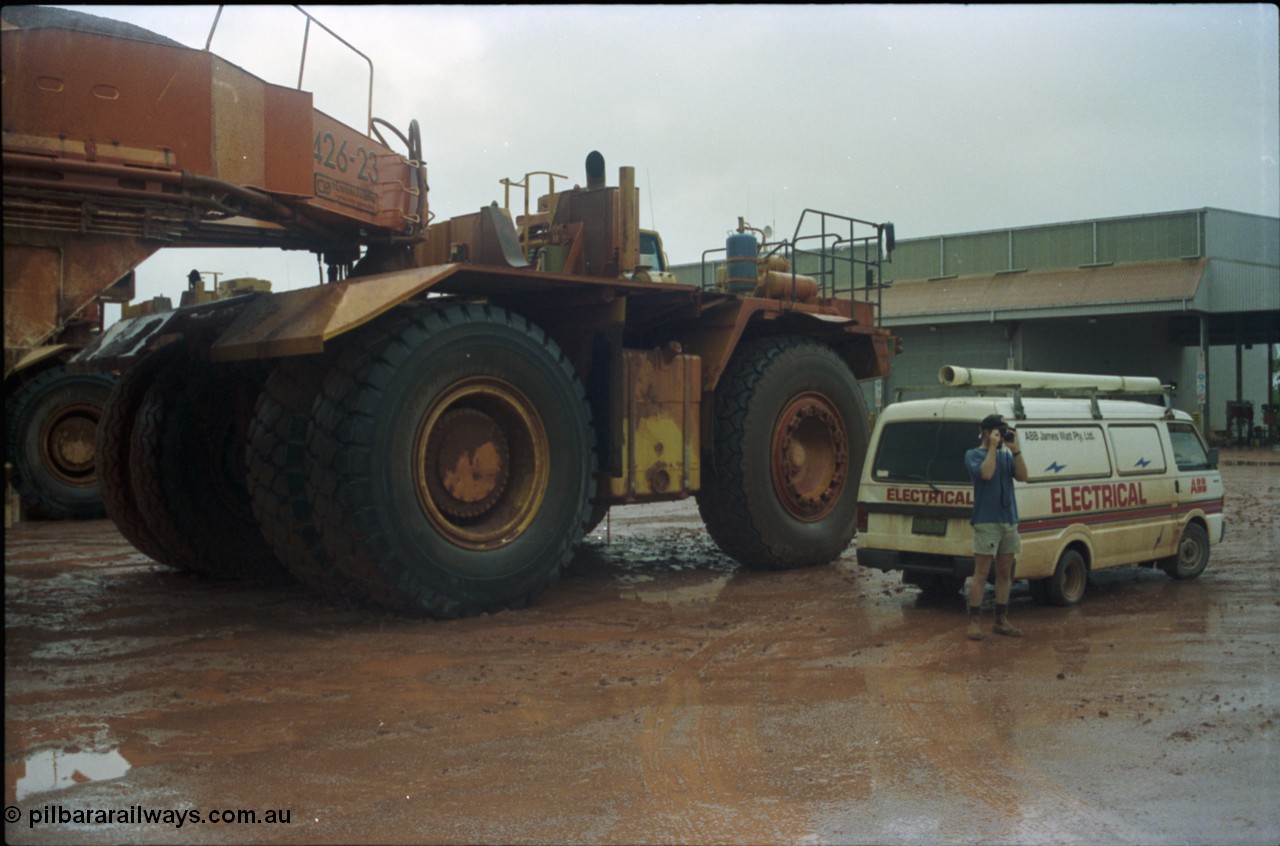 211-20
East Weipa Mine Centre, a Komatsu HD1400 with a Tubemakers belly dump trailer.
Keywords: Tubemakers;Komatsu;HD1400;