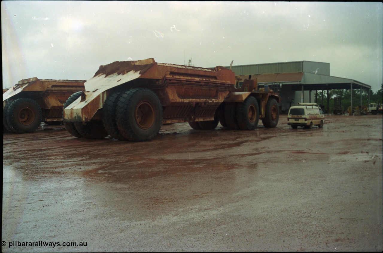 211-22
East Weipa Mine Centre, a Tubemakers belly dump trailer on a Komatsu HD1400 prime mover.
Keywords: Tubemakers;Komatsu;HD1400;