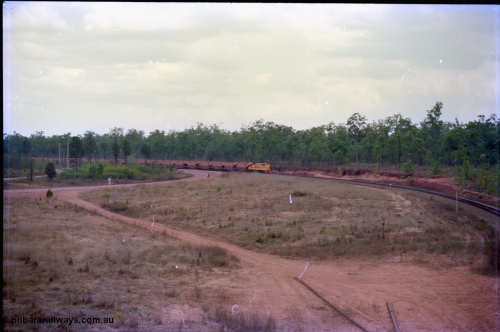 212-18
Weipa, a loaded train from Andoom around the curve as it approaches Lorim Point with thirty or so loaded waggons of bauxite.
