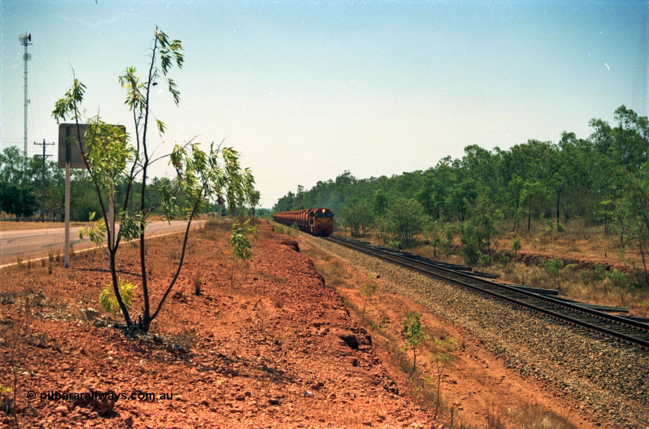213-33
Weipa, a loaded train from Andoom near Northern Avenue with Comalco R 1004 leading thirty three loaded waggons of bauxite.
Keywords: R1004;Clyde-Engineering-Kelso-NSW;EMD;JT26C;90-1277;Comalco;GML10;Cinderella;GML-class;