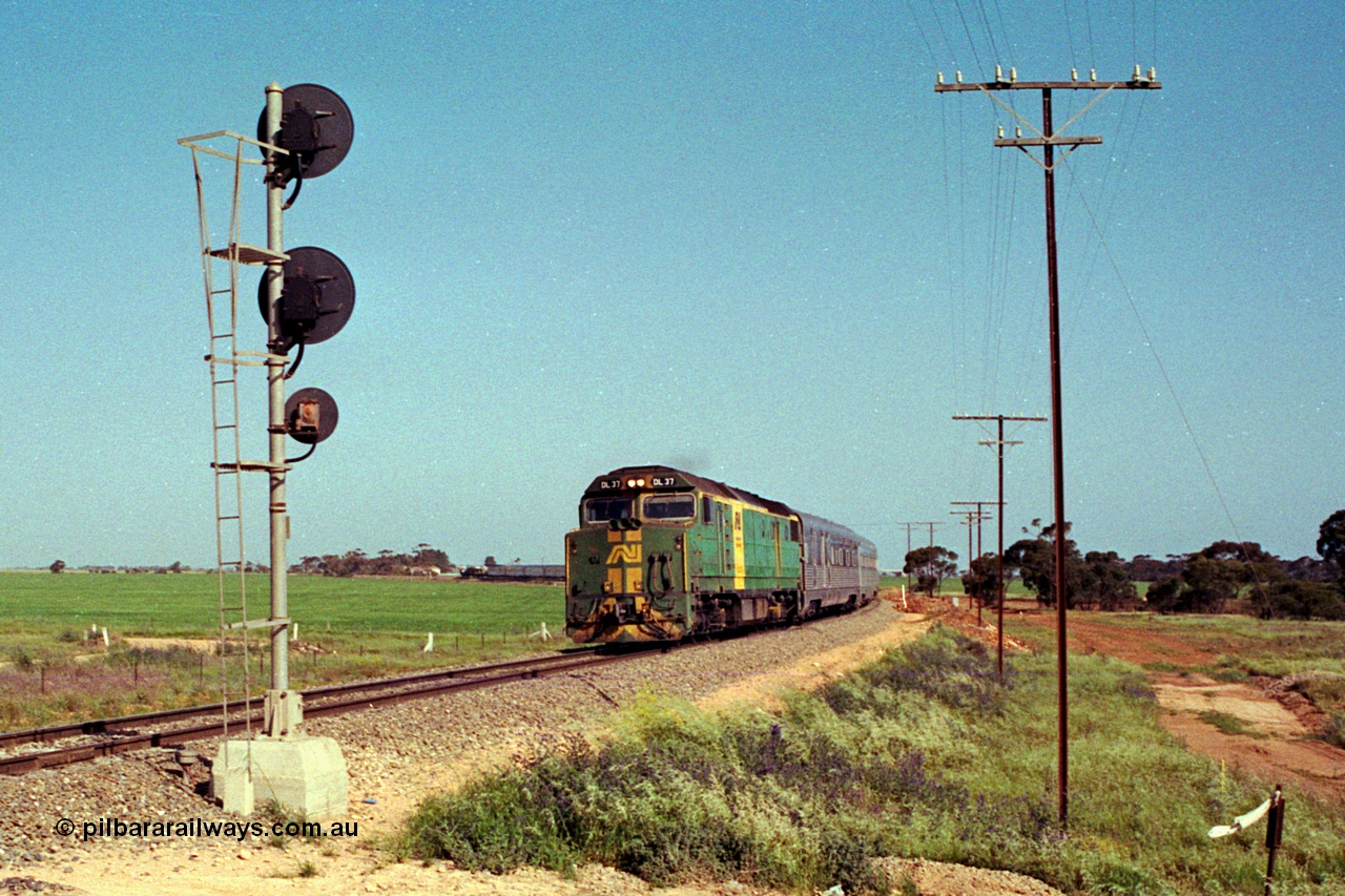 215-02
Long Plains, the down passenger train to Alice Springs 'The Ghan' on approach with power from an AN livered DL class DL 37 Clyde Engineering EMD model AT42C serial 88-1245.
Keywords: DL-class;DL37;Clyde-Engineering-Kelso-NSW;EMD;AT42C;88-1245;