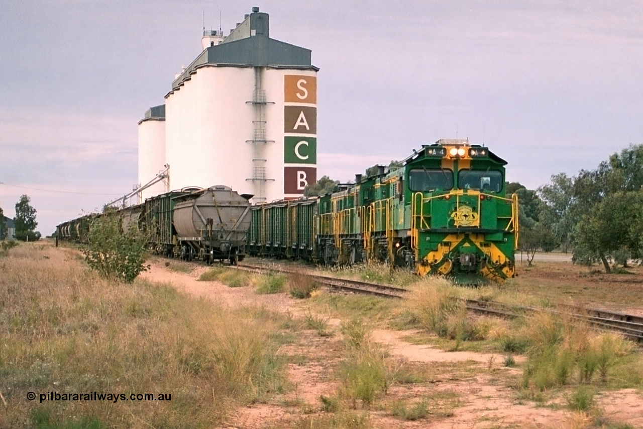 245-17
Wudinna, empty grain train shunts back into the grain siding with a trio of former Australian National Co-Co locomotives with rebuilt former AE Goodwin ALCo model DL531 830 class ex 839, serial no. 83730, rebuilt by Port Augusta Workshops to DA class, DA 4 leading two AE Goodwin ALCo model DL531 830 class units 842, serial no. 84140 and 851 serial no. 84137, 851 having been on the Eyre Peninsula since delivered in 1962. 7th April, 2003.
Keywords: DA-class;DA4;83730;Port-Augusta-WS;ALCo;DL531G/1;830-class;839;rebuild;