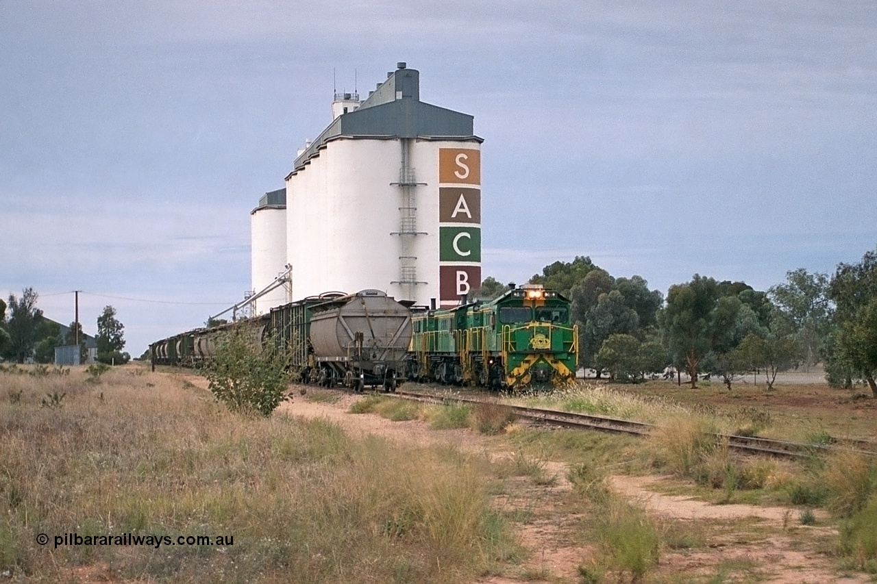 245-18
Wudinna, empty grain train shunts back into the grain siding with a trio of former Australian National Co-Co locomotives with rebuilt former AE Goodwin ALCo model DL531 830 class ex 839, serial no. 83730, rebuilt by Port Augusta Workshops to DA class, DA 4 leading two AE Goodwin ALCo model DL531 830 class units 842, serial no. 84140 and 851 serial no. 84137, 851 having been on the Eyre Peninsula since delivered in 1962. 7th April, 2003.
Keywords: DA-class;DA4;83730;Port-Augusta-WS;ALCo;DL531G/1;830-class;839;rebuild;