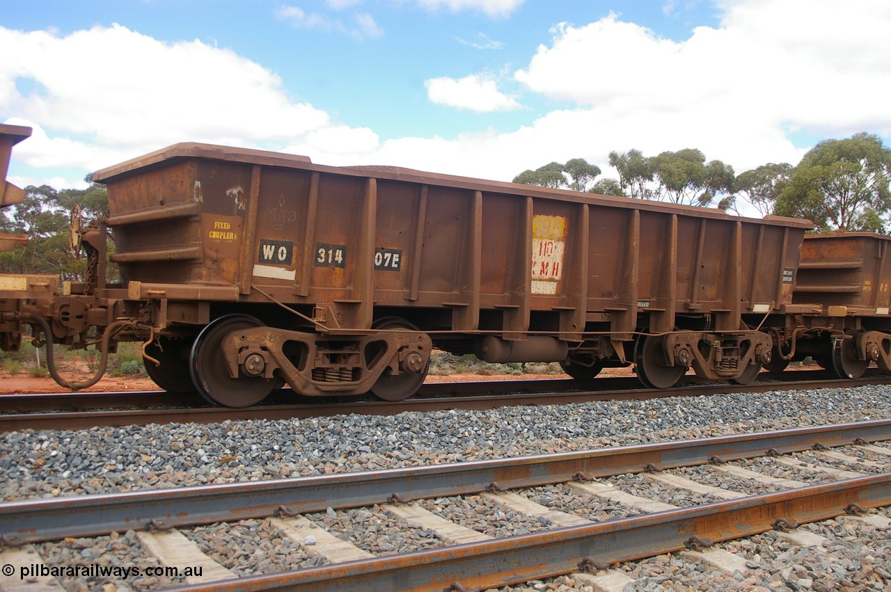 PD 12617
Binduli, WO type iron ore waggon WO 31407 is one of a batch of eleven replacement waggons built by WAGR Midland Workshops between 1970 and 1971 with fleet number 185 for Koolyanobbing iron ore operations, with a 75 ton and 1018 ft³ capacity. This unit was converted to WOC for coal in 1986 till 1994 when it was re-classed back to WO. Seen here with the body top lip also fitted.
Keywords: Peter-D-Image;WO-type;WO31407;WAGR-Midland-WS;