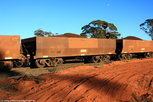 100731 02325
WOE type iron ore waggon WOE 31127 is one of a batch of one hundred and thirty built by Goninan WA between March and August 2001 with serial number 950092-117 and fleet number 709 for Koolyanobbing iron ore operations, on loaded train 6413 at Binduli Triangle, July 31, 2010.
Keywords: WOE-type;WOE31127;Goninan-WA;950092-117;