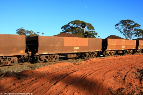 100731 02371
WOE type iron ore waggon WOE 30286 is one of a batch of one hundred and thirty built by Goninan WA between March and August 2001 with serial number 950092-036 and fleet number 628 for Koolyanobbing iron ore operations, on loaded train 6413 at Binduli Triangle, July 31, 2010.
Keywords: WOE-type;WOE30286;Goninan-WA;950092-036;