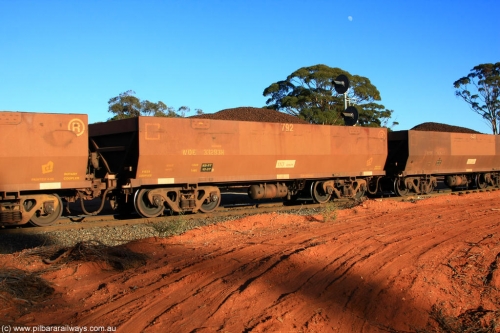 100731 02384
WOE type iron ore waggon WOE 33293 is one of a batch of thirty five built by United Goninan WA between January and April 2005 with serial number 950104-033 and fleet number 792 for Koolyanobbing iron ore operations, on loaded train 6413 at Binduli Triangle, July 31, 2010.
Keywords: WOE-type;WOE33293;United-Goninan-WA;950104-033;