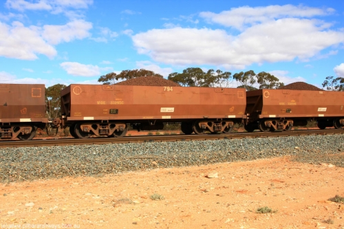 100731 02826
WOE type iron ore waggon WOE 33295 is the final one of a batch of thirty five built by United Goninan WA between January and April 2005 with serial number 950104-035 and fleet number 794 for Koolyanobbing iron ore operations, on loaded train 7415 at Binduli Triangle, July 31, 2010.
Keywords: WOE-type;WOE33295;United-Goninan-WA;950104-035;