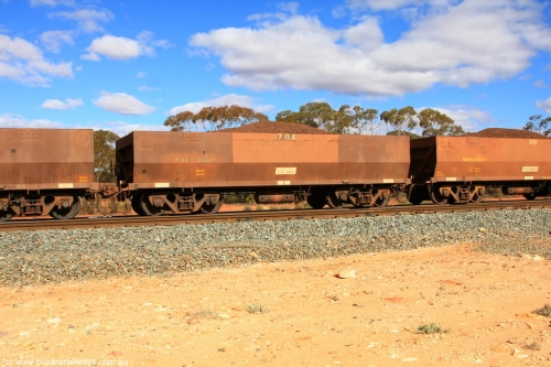 100731 02908
WOE type iron ore waggon WOE 31122 is one of a batch of one hundred and thirty built by Goninan WA between March and August 2001 with serial number 950092-112 and fleet number 704 for Koolyanobbing iron ore operations, on loaded train 7415 at Binduli Triangle, July 31, 2010.
Keywords: WOE-type;WOE31122;Goninan-WA;950092-112;