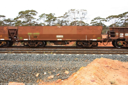 100822 5864
WOE type iron ore waggon WOE 33292 is one of a batch of thirty five built by United Goninan WA between January and April 2005 with serial number 950104-032 and fleet number 791 for Koolyanobbing iron ore operations, no longer a TEST CAR, Binduli Triangle August 22, 2010.
Keywords: WOE-type;WOE33292;test-car;United-Goninan-WA;950104-032;