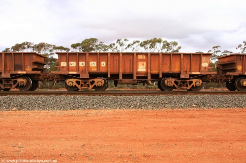 100822 5936
WO type iron ore waggon WO 31209 is leader of a batch of sixty two built by Goninan WA between April and August 2000 with serial number 950086-001 and fleet number 105 for Koolyanobbing iron ore operations, and is a Goninan built replacement WO type waggon with a build date of 05/2000, this replaces the original WAGR built WO type waggon with a WOD type with square features opposed to the curved ones as on the original WO, Binduli Triangle August 22, 2010.
Keywords: WO-type;WO31209;Goninan-WA;950086-001;