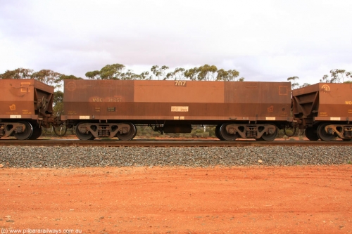 100822 6012
WOE type iron ore waggon WOE 31125 is one of a batch of one hundred and thirty built by Goninan WA between March and August 2001 with serial number 950092-115 and fleet number 707 for Koolyanobbing iron ore operations, Binduli Triangle August 22, 2010.
Keywords: WOE-type;WOE31125;Goninan-WA;950092-115;