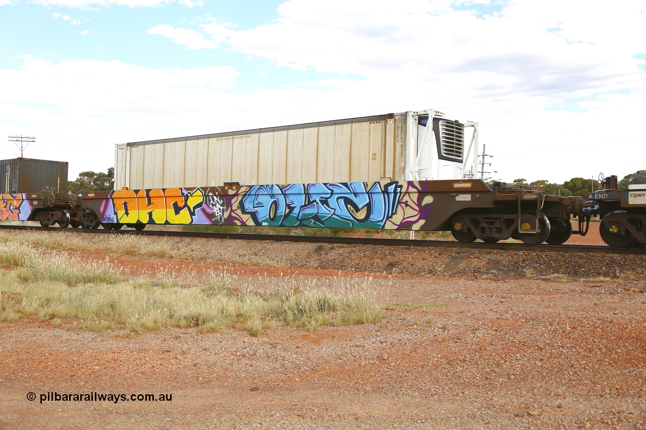 210407 9862
Parkeston, 2MP5 intermodal train, RRRY 7017, platform with 46' RFRG type reefer container ARLS 435. The RRRY type five pack bar coupled waggon set is one of nineteen built in China at Zhuzhou Rolling Stock Works for Goninan in 2005.
Keywords: RRRY-type;RRRY7017;CSR-Zhuzhou-Rolling-Stock-Works-China;