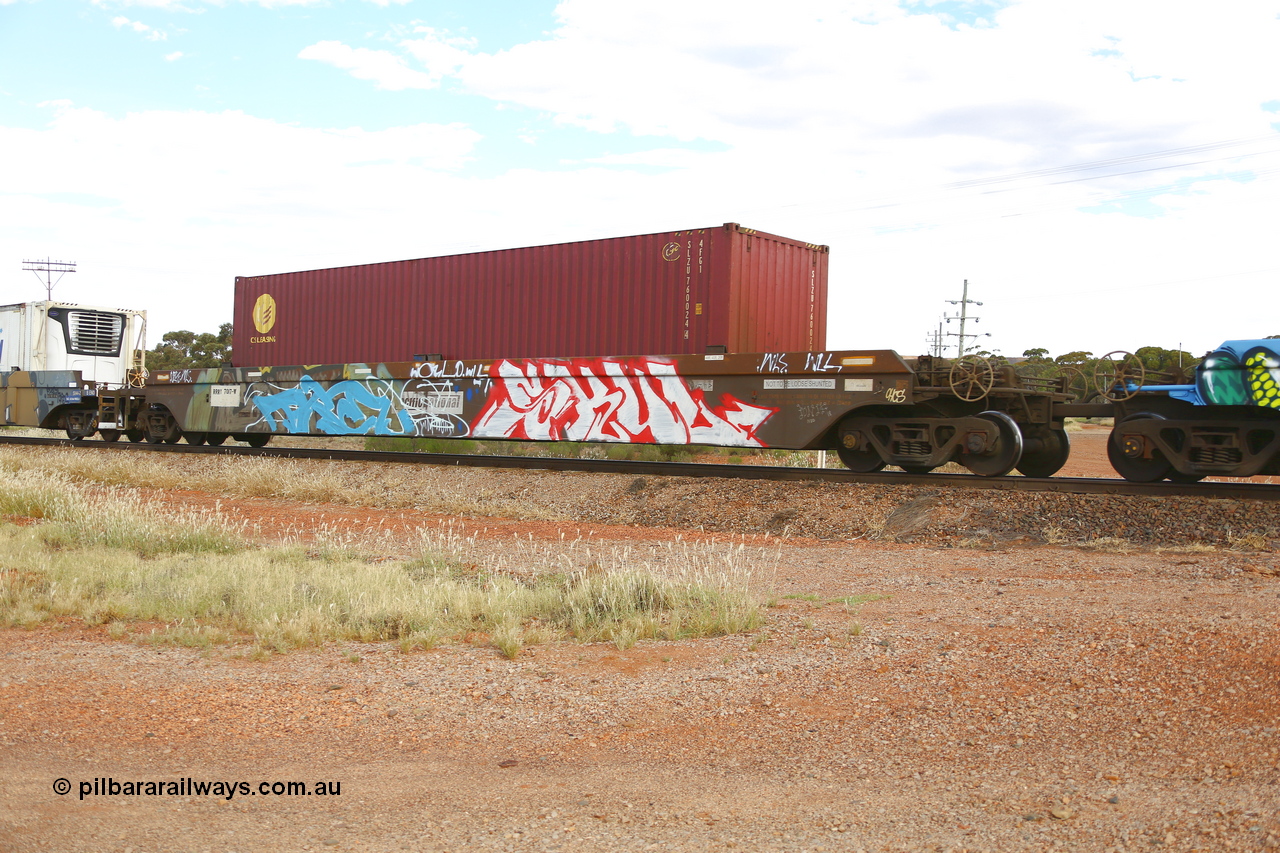 210407 9866
Parkeston, 2MP5 intermodal train, RRRY 7017, platform with CS Leasing 40' 4FG1 type container SLZU 760024. The RRRY type five pack bar coupled waggon set is one of nineteen built in China at Zhuzhou Rolling Stock Works for Goninan in 2005.
Keywords: RRRY-type;RRRY7017;CSR-Zhuzhou-Rolling-Stock-Works-China;