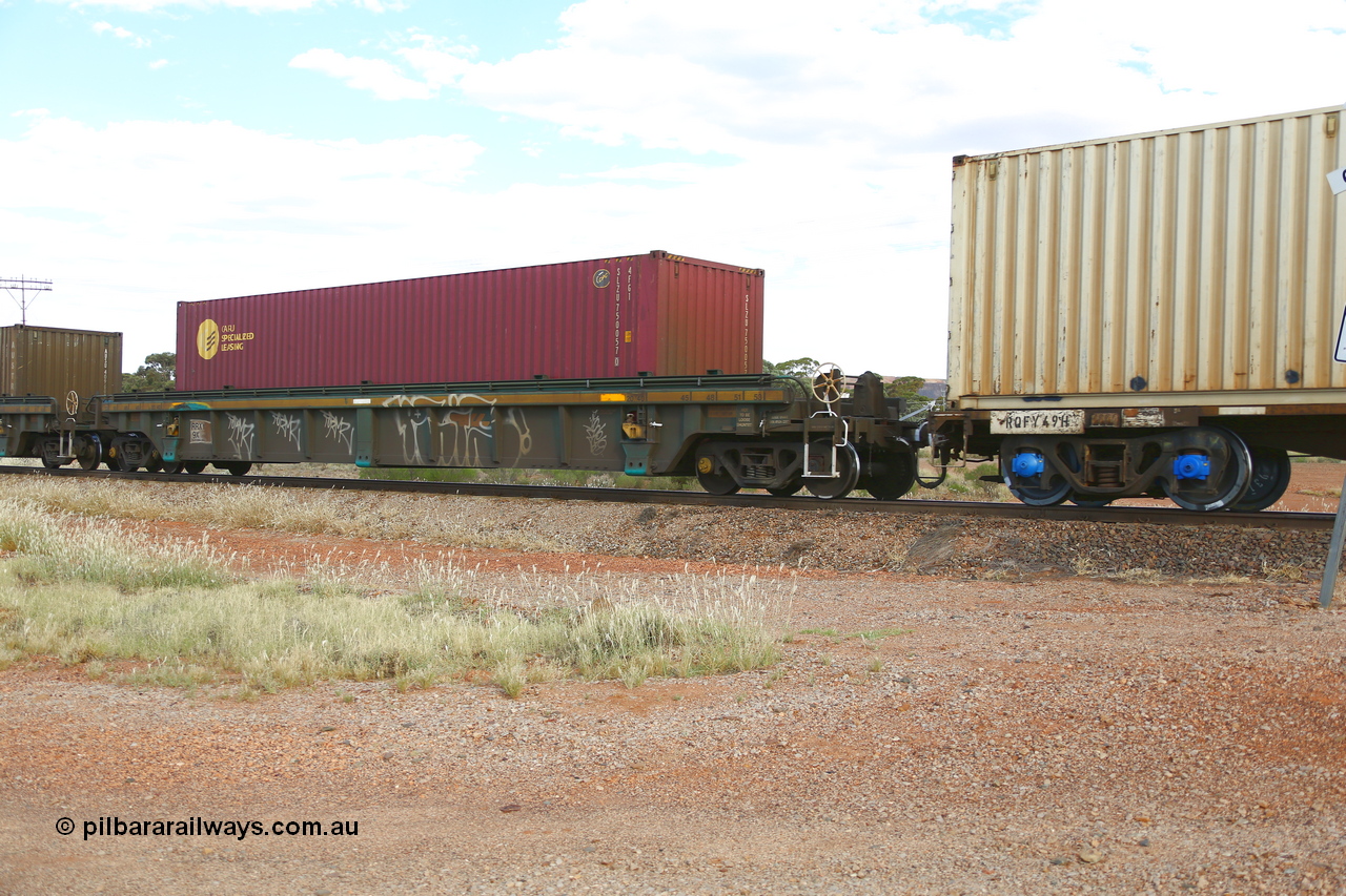 210407 9871
Parkeston, 2MP5 intermodal train, RRXY 9, platform 5 with a CARU Specialized Leasing 40' 4FG1 type container SLZU 750057. The RRXY type 5-pack well waggon set is one of eleven built by Bradken Qld in 2002 for Toll from a Williams-Worley design.
Keywords: RRXY-type;RRXY9;Williams-Worley;Bradken-Rail-Qld;