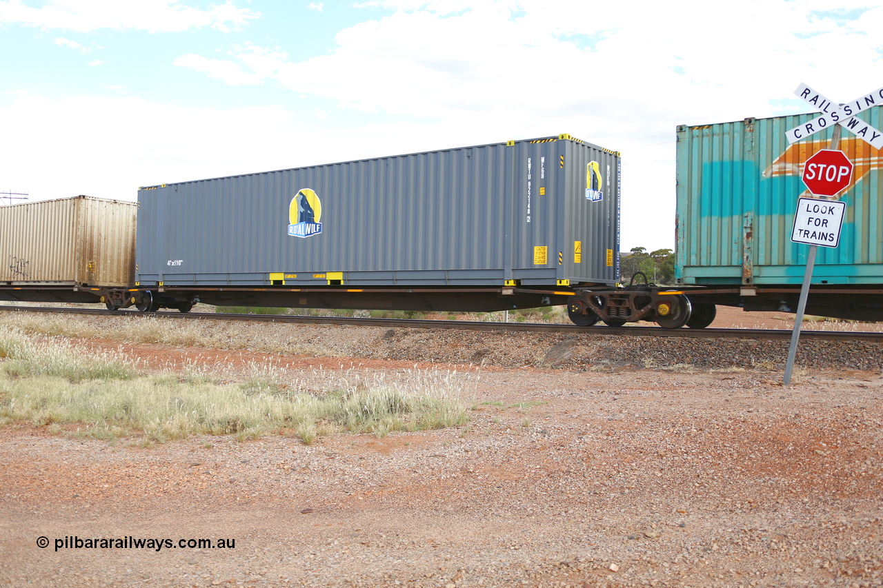 210407 9879
Parkeston, 2MP5 intermodal train, platform 2 of 5-pack low profile skel waggon set RRYY 13, one of fifty two such waggon sets built by Bradken at Braemar NSW in 2004-05, with a Royal Wolf MFGB type 48' container RWTU 922148.
Keywords: RRYY-type;RRYY13;Williams-Worley;Bradken-NSW;