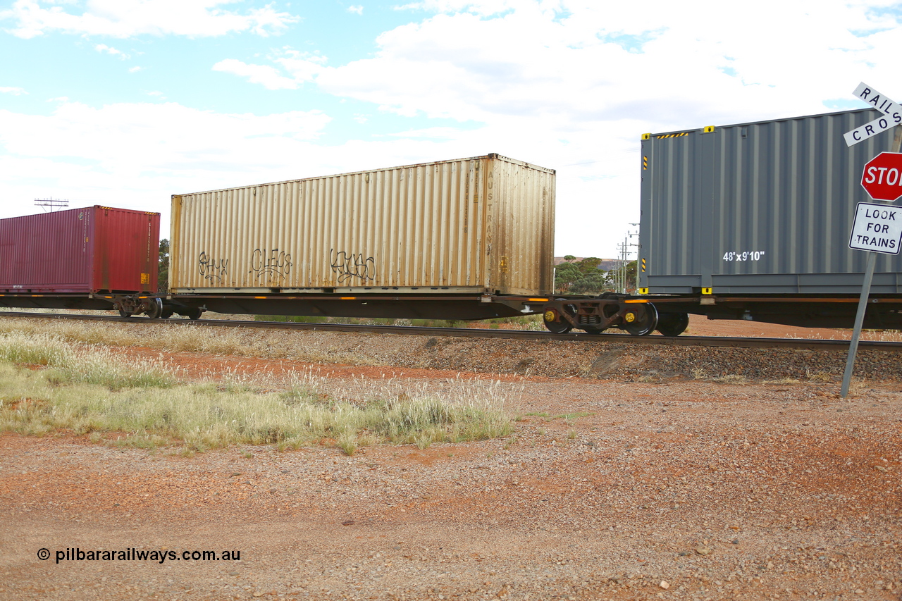 210407 9880
Parkeston, 2MP5 intermodal train, platform 3 of 5-pack low profile skel waggon set RRYY 13, one of fifty two such waggon sets built by Bradken at Braemar NSW in 2004-05, with an Austrans 40' 4FG1 type container AUCU 412428.
Keywords: RRYY-type;RRYY13;Williams-Worley;Bradken-NSW;