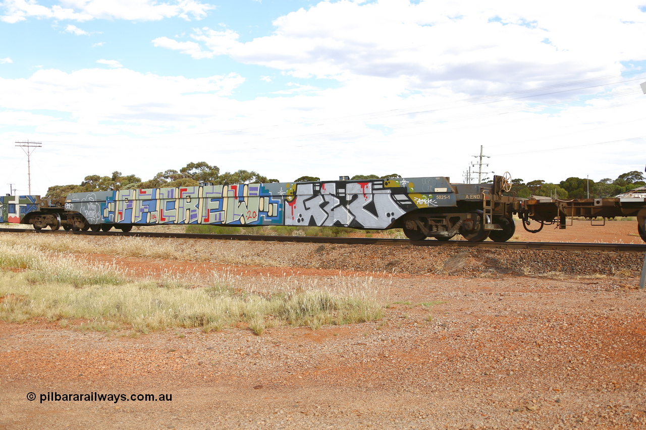 210407 9910
Parkeston, 2MP5 intermodal train, CQWY type well waggon CQWY 5025 well 1, the well waggon pairs were built by Bluebird Rail Operations SA in a batch of sixty pairs in 2008 for CFCLA.
Keywords: CQWY-type;CQWY5025;CFCLA;Bluebird-Rail-Operations-SA;