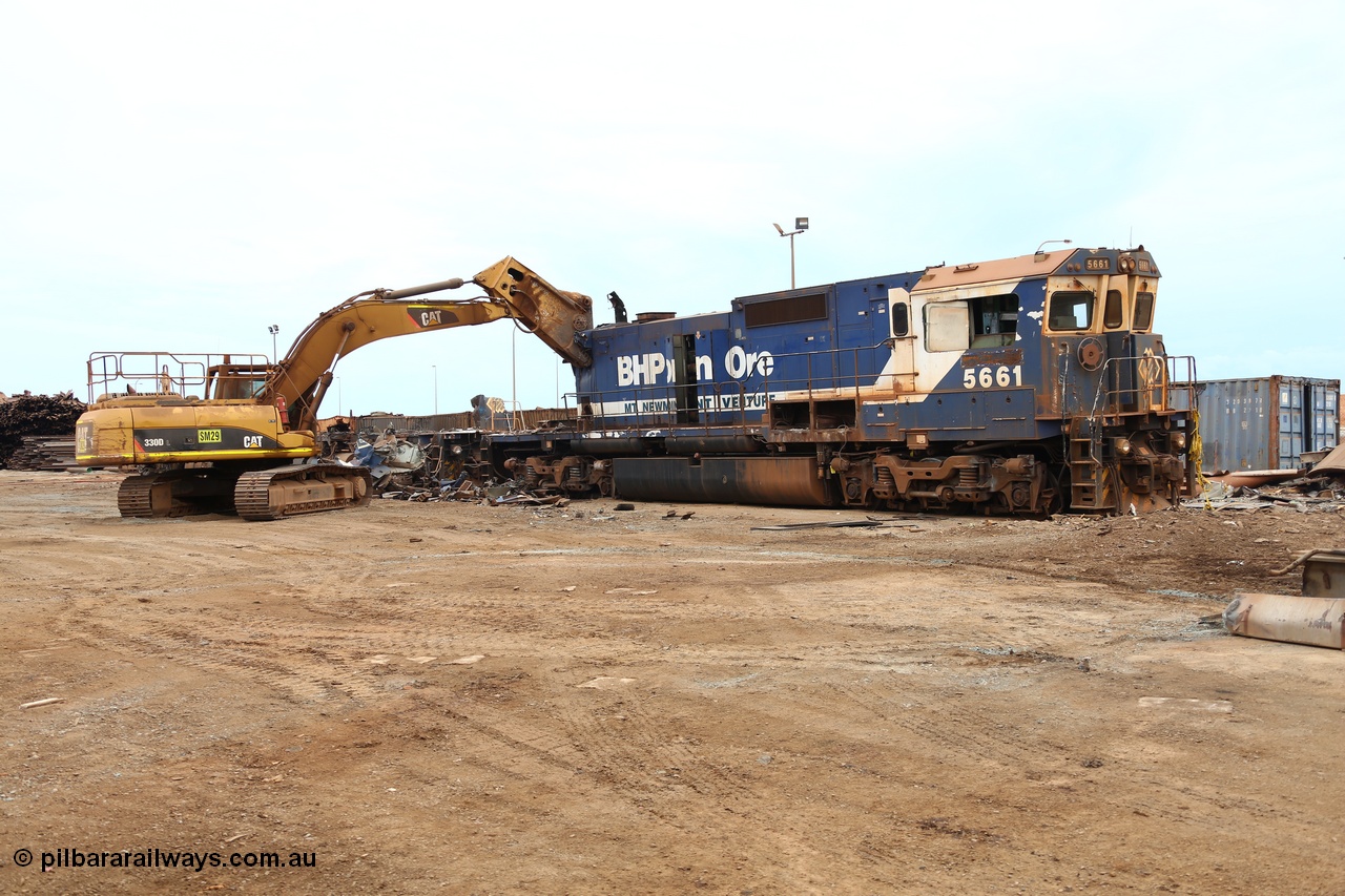 160128 00378
Wedgefield, Sims Metal yard, like a dog with a bone, the 40 tonne excavator has a hold of former BHP Billiton Goninan rebuild CM40-8M locomotive 5661 serial 8412-06/94-152.
Keywords: 5661;Goninan;GE;CM40-8M;8412-06/94-152;rebuild;Comeng-NSW;ALCo;M636C;5488;C6084-4;