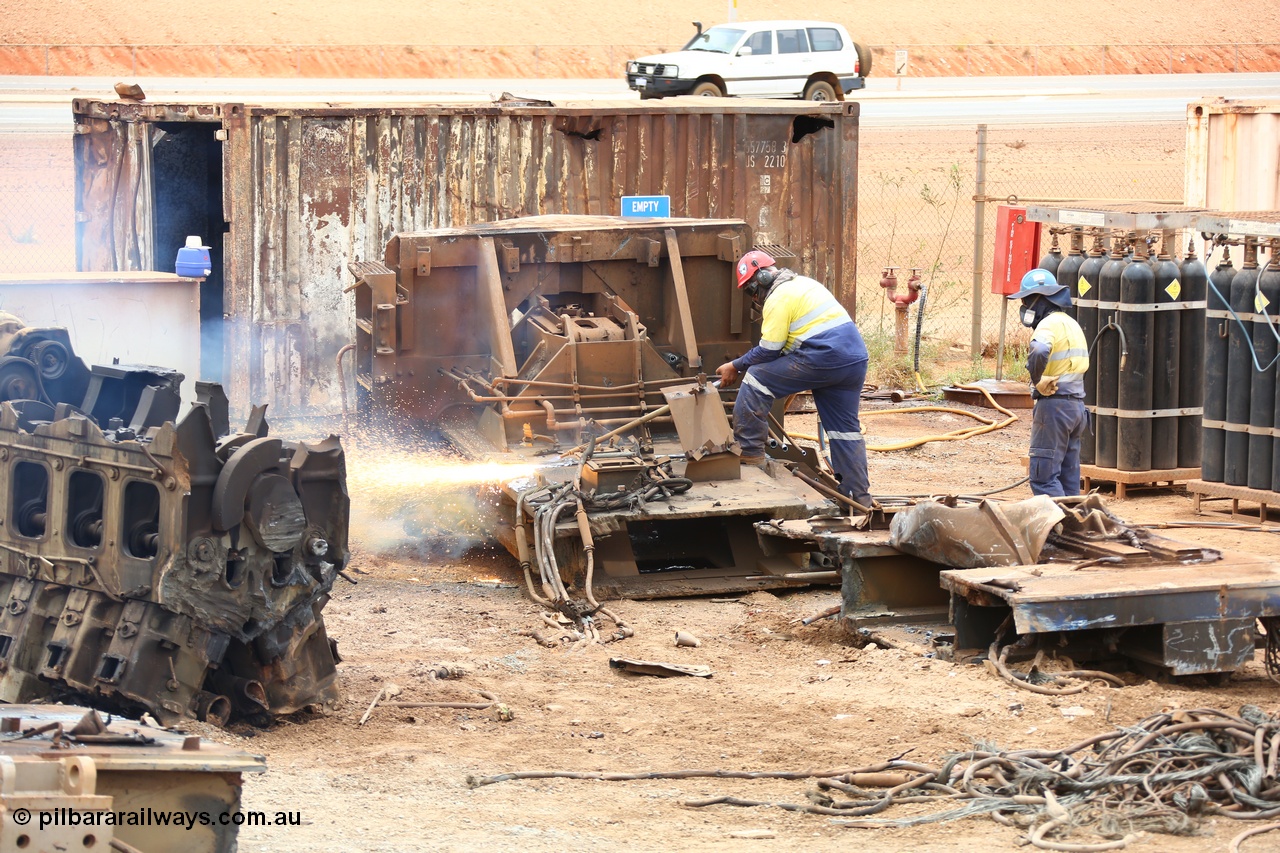 160128 00568
Wedgefield, Sims Metal Yard, the sparks fly as the remains on an ALCo frame are thermal lanced into smaller manageable pieces, a GE V16 7FDL-16 engine is also cut in half.
Keywords: CM40-8M;7FDL-16;Goninan;GE;