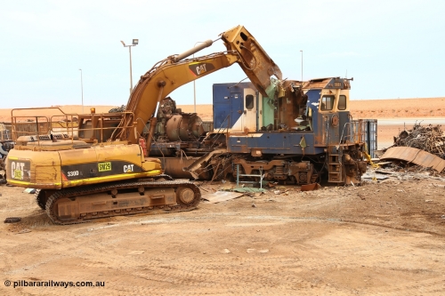 160128 00610
Wedgefield, Sims Metal Yard, Goninan rebuilt GE model CM40-8M unit 5661 is now match for the 40 tonne Cat excavator model 330DL as the shears tear the cab to pieces.
Keywords: 5661;Goninan;GE;CM40-8M;8412-06/94-152;rebuild;Comeng-NSW;ALCo;M636C;5488;C6084-4;