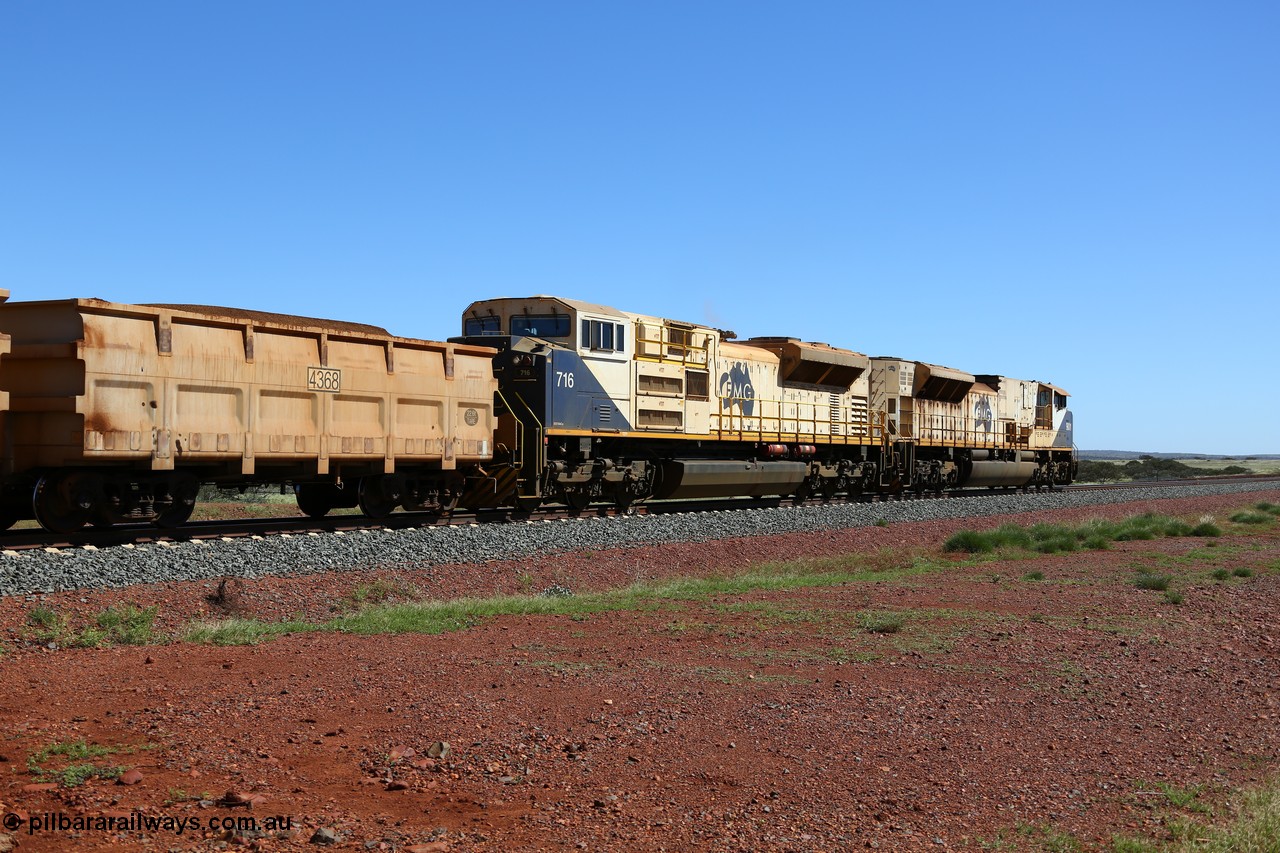 150505 7986
FMG Solomon Line, bank engines Progress Rail EMD SD70ACe/LCi unit 716 serial 20118693-008 and EMD SD90MAC unit 901 serial 976833-1, this unit has been repowered with an 16-710G3 prime mover, at the 227 km as they bank the loaded train upgrade at an increasing speed as the front of the train has topped the grade. Geodata: [url=https://goo.gl/maps/gSzXJkmY3ux] -22.0187117 118.5850933 [/url].
Keywords: FMG-716;Progress-Rail-Muncie-USA;EMD;SD70ACe/LCi;FMG-901;SD90MAC-H2;