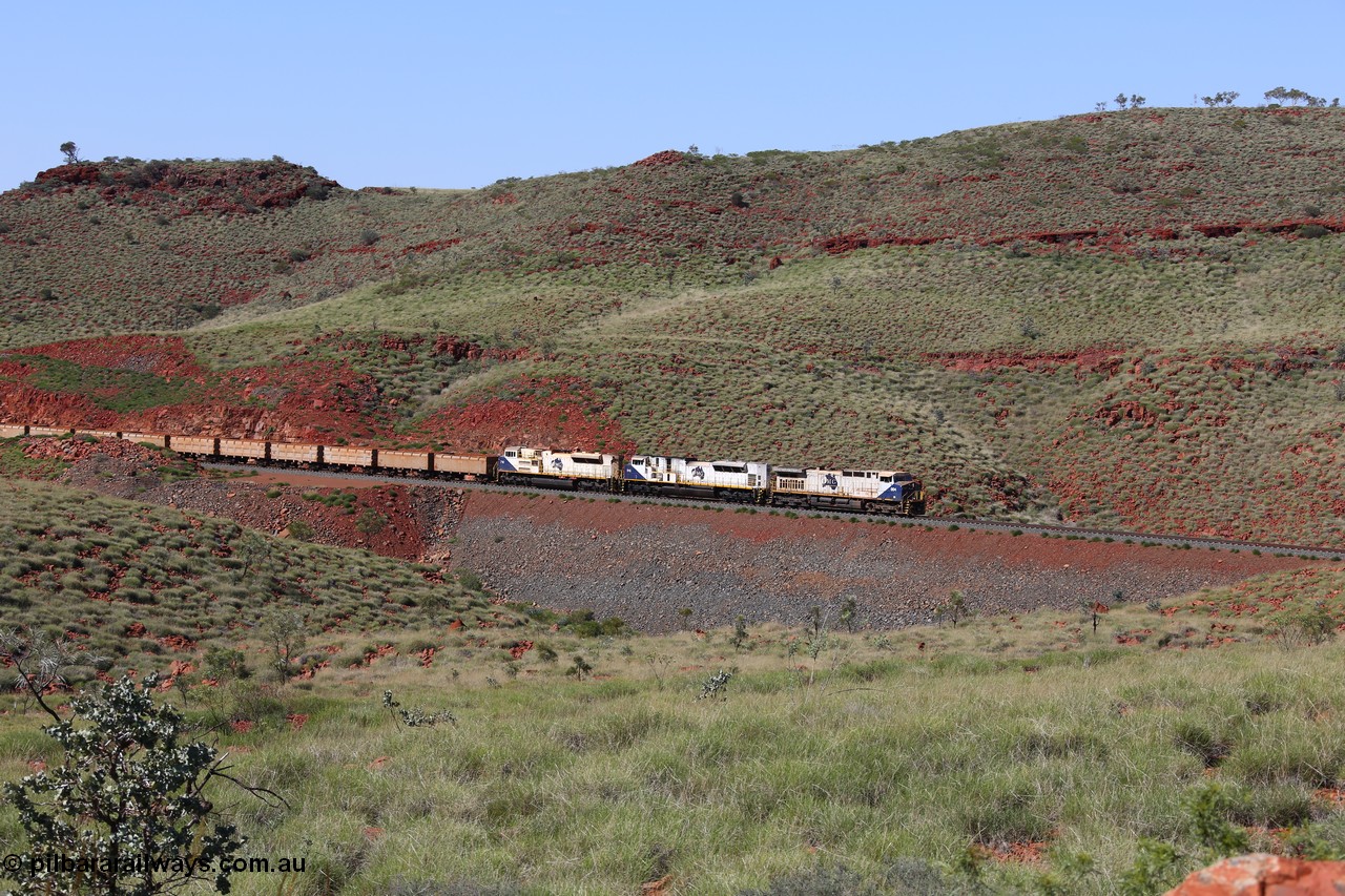 150508 8111
FMG Solomon Line, empty train lead by triple combination of General Electric Dash 9-44CW 004 serial 58181, EMD SD90MAC-H 916 serial 976833-22 and EMD SD70ACe 710 serial 20118693-002 power through the hills around the Bea Bea Creek area. Geodata: [url=https://goo.gl/maps/nBtezda3P8n] -22.0528200 118.7132450 [/url].
