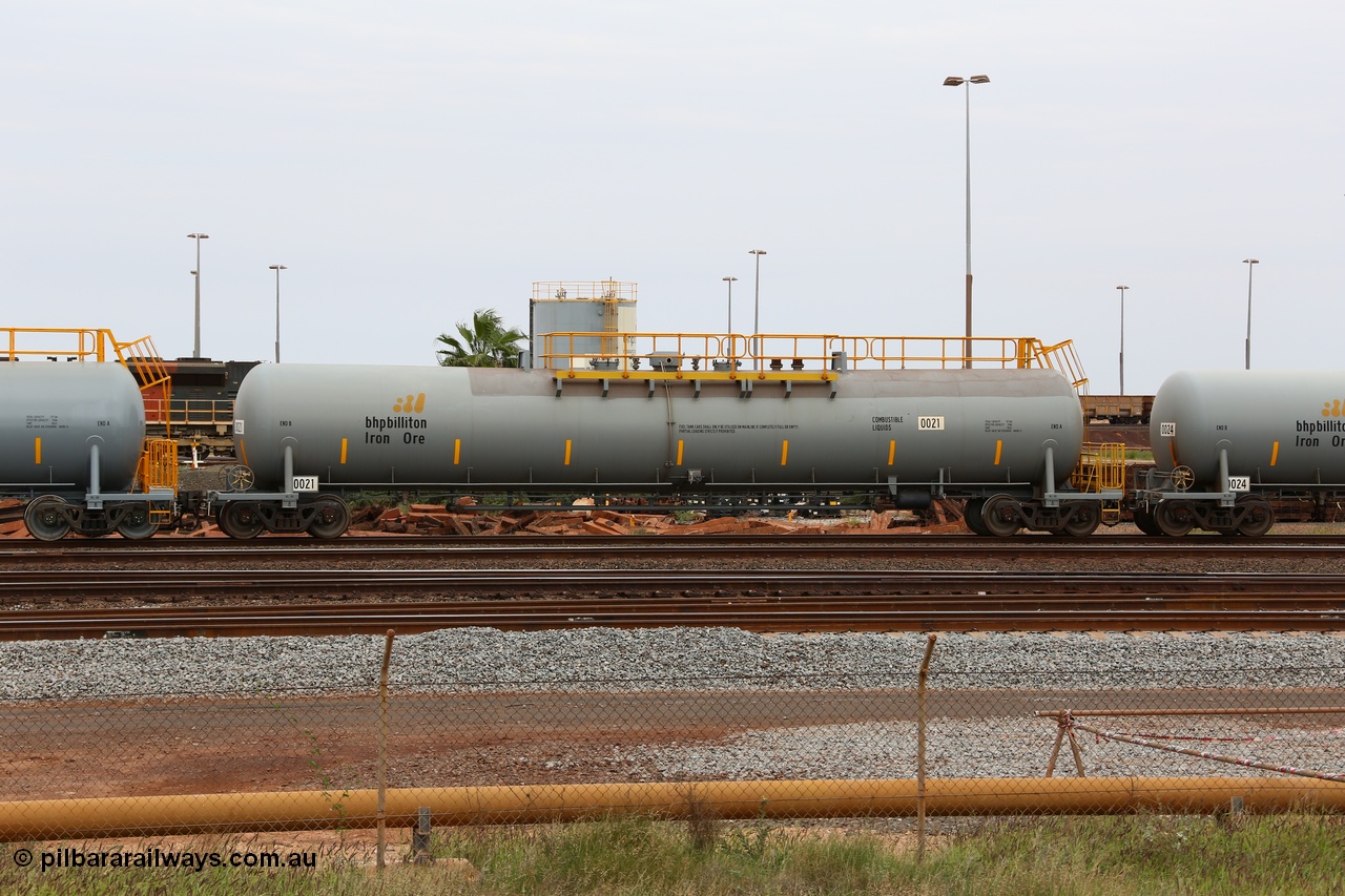 150523 8218
Nelson Point Yard, BHP Billiton diesel fuel tank waggon 0021, total capacity of 117 m3 for a nominal capacity of 113 m3 built in China by CNR - QRRS.
Keywords: CNR-QRRS-China;BHP-tank-waggon;