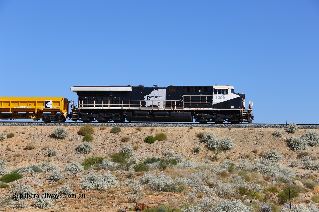 170727 9630
Woodstock Siding, a Roy Hill ballast train works north General Electric Erie built model ES44ACi unit RHA 1006 serial 62578 leads a side dump. 27th July 2017. [url=https://goo.gl/maps/peEKeGz9sKS2]GeoData[/url].
Keywords: RHA-class;RHA1006;62578;GE;ES44ACi;