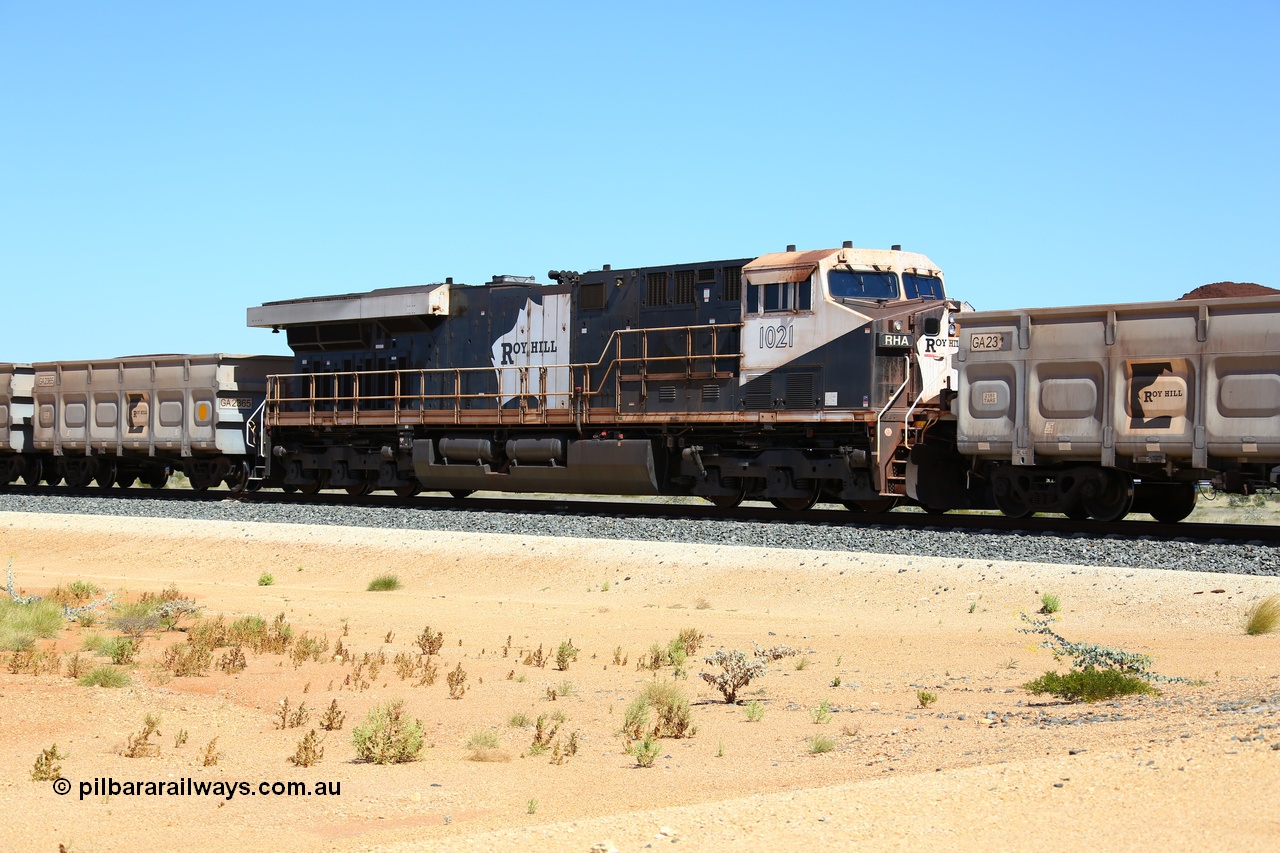 170730 0518
Indee, a loaded Roy Hill train runs along at the 71 km heading to the port with mid-train remote unit General Electric built ES44ACi unit RHA 1021 serial 64302 sandwiched within 224 waggons. 30th July 2017. [url=https://goo.gl/maps/4pcTwmi7BmF2]GeoData[/url].
Keywords: RHA-class;RHA1021;GE;ES44ACi;64302;